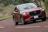 同じディーゼルエンジン車のなかでも、4WD車より50kg、MHEV車より100kgも車重の軽い「XD」のFR車。他の仕様よりハンドリングは軽やかで、ピッチングモーメントも穏やかだ。