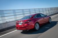 ボディー骨格の一部にまで手が加わる大幅改良を受けた「マツダ・アテンザ」。2017年のロサンゼルスショーで世界初公開された。