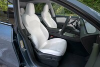 オプションの、ツートンの内装色が用いられた試乗車のインテリア。今回の改良により、フロントシートにはベンチレーション機能が追加された。(ヒーターは全後席ともに従来型から標準で装備)