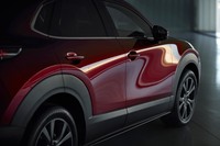 サイドパネルは、くっきりとしたキャラクターラインではなく、ゆるやかな面で美しさをアピール。新型「マツダ3」にも見られるデザイン処理である。