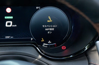 電子制御サスペンション「ALFAデュアルステージバルブサスペンション」の特性は、ドライブモードが「Natural」「Advanced Efficiency」ではソフトに、「Dynamic」ではハードに設定されるが、Dynamicモード選択時にもソフトな特性に切り替えることができる。逆に、「Natural」「Advanced Efficiency」でハードな設定にはできない。