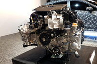 エンジンはスバル伝統の水平対向。熱容量などの面で燃費的に不利とされるが、ハイブリッド機構との組み合わせにより、電気による暖機や高効率な回転域のみでの運用を実現することで、エンジン側も燃費を改善できるとしている。