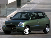 1998年に登場した「ダイハツ・ストーリア」。3代目「シャレード」より外寸はわずかに短く、狭いが背が高い5ドアハッチバックボディーに1リッター直3 DOHC 12バルブエンジンを積む。OEM供給されるトヨタ版は「デュエット」と名乗った。