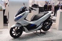 「PCXエレクトリック」。モーターの最高出力は4.2kWで、一充電あたりの走行可能距離は41kmと公表される。