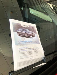 フロントウィンドウに掲げられていたのは、社用車や自営業者に向けた優待価格の案内。期限は6月末。夏休み前までが勝負だ。