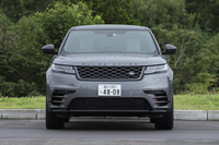 「レンジローバー ヴェラール」のエクステリアデザインは大きく分けて2タイプ。アグレッシブなドレスアップが施された「R-DYNAMIC」(写真)と、スタンダードモデルの2種類がラインナップされる。