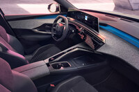 「プジョー3008」のインテリア。操作インターフェイスはもちろん、一体となって乗員を囲むインストゥルメントパネルとドアトリムなども特徴的だ。