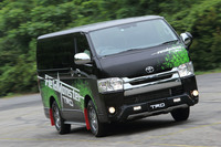 “商用車”の代名詞ともいえる「トヨタ・ハイエース」にTRDが独自のチューニングを実施。「まるでミニバンのような乗り心地」をテーマに開発された。