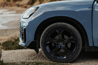 「MINIカントリーマン」に専用カラー「スレートブルー」をまとった限定車が登場の画像