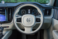 新型「XC60」のステアリングホイール。通常のACCであれば左スポーク中央のボタンを押すだけで作動するなど、操作性のよさも同車の運転支援システムの特徴として挙げられる。