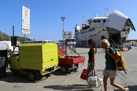 激しい日差しに「アペ50」のビビッドな色が際立つ。