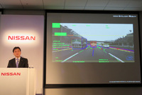 日産で運転支援システムの開発を担う飯島徹也氏。スクリーンに映っているのは、センサーが把握した周辺情報を可視化したもの。前走車だけでなく、車線や表示板なども認識できるという。