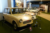 スズキ歴史館に展示された「スズライト」シリーズ。手前に見えるのが2代目の「スズライトTL」である。