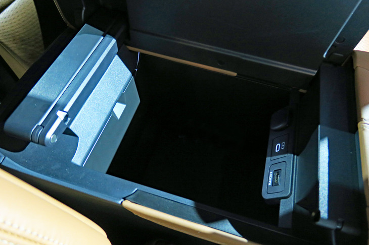 トヨタ・ヴェルファイアZプレミア(センターコンソールボックス)