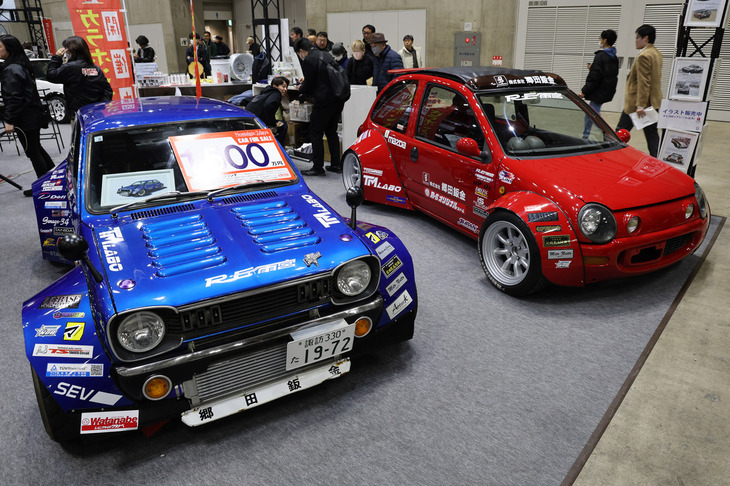 東京オートサロンでもおなじみの、郷田鈑金のロータリーエンジン搭載車。右は「オートザム・キャロル」、左は伝説の「雨宮シャンテ」をオマージュした「マツダ・シャンテ」がベースで、シャンテは1500万円のプライスボードを掲げていた。