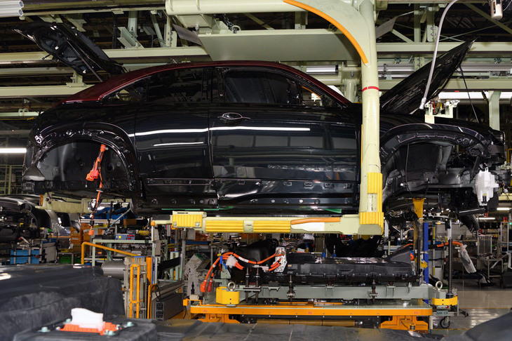 製造ラインで、燃料タンク付きのバッテリーユニットを「MX-30ロータリーEV」に組み合わせる様子。バッテリーユニットは、車体下部からボディーにインサートされる。