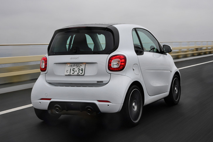 リアビューではBRABUS専用のリアスカートやリアディフューザーが目を引く。