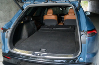 後席の背もたれを倒せば荷室容量は1470リッターに拡大する。