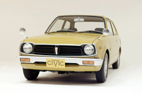 およそ50年前に登場した初代「シビック」のボディーサイズは、全長×全幅×全高=3405<3545>×1505×1325mm(<>は「GL」の数値)。ちなみに新型は4550×1800×1415mmである。