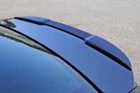 スポーティーグレード“Fスポーツ”のトランクリッドには、ピアノブラックで塗装されたスポイラーが備わる。