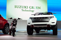 2013年の東京モーターショーで発表されたコンセプトカー「X-LANDER(エックス・ランダー)」(右)。シングルクラッチ式ATにモーターを組み合わせた独自のハイブリッドシステムに加え、リアに小型のバイクを搭載できる構造も特徴となっていた。