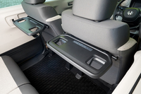 ピクニックテーブルは右の電動スライドドアなどとセットのメーカーオプション。これを選ぶと後席にカップホルダーが4つも増える。