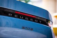 日本で販売される「プジョー3008」はマイルドハイブリッド車の「3008ハイブリッド」と、電気自動車の「E-3008」の2モデルで、後者は2025年内に販売が開始される予定。今回はアルカンターラ表皮を用いた電動シートを装備する、車両本体価格558万円の「3008 GTアルカンターラパッケージ ハイブリッド」に試乗した。