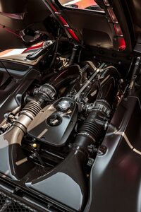 リアミドに搭載される6.5リッターV12自然吸気エンジン。各部の軽量化とフリクションの低減、吸気システムの改良、専用プロファイルのカムの採用などにより、「812コンペティツィオーネ」より10PSの出力向上と5N・mのトルクアップを実現している。