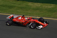 昨季フェラーリは、未勝利でコンストラクターズランキング3位という屈辱的な結果に甘んじた。その苦い経験をバネに開発された今季型「SF70H」は冬のテストから速さを見せ、オーストラリアに入ってもベッテル(写真)が王者メルセデスに次ぐ2番グリッドを獲得。決勝ではポールシッターのルイス・ハミルトンをオーバーカットすることに成功し、見事開幕戦で勝利した。(Photo=Ferrari)