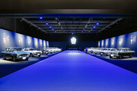 会場に並べられた歴代「クラウン」。商品イメージの陳腐化や、高級車市場のシュリンク、セダンの人気低下と、時代に応じてさまざまな課題と直面しながら「クラウン」は開発されてきた。