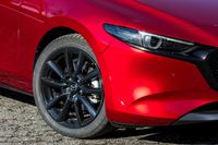 ブラックメタリック塗装の18インチアルミホイールは「スカイアクティブX」搭載車の専用装備。他のモデルではグレーメタリック塗装となっている。