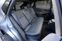 後席の膝まわりは広いが、床と座面との高低差が足りず、前席の下につま先が入れづらいため座り方を工夫する必要がある。