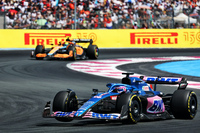 マクラーレンと同点でコンストラクターズランキング4位だったアルピーヌは、フェルナンド・アロンソ(写真前)6位、エステバン・オコン8位とダブルで入賞。マクラーレンがランド・ノリス7位、ダニエル・リカルド9位に終わったことで、アルピーヌはマクラーレンを4点上回って単独で4位となった。(Photo=Alpine F1)