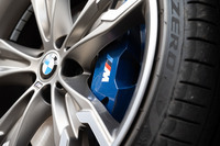 「M550i xDrive」には、より制動力の高い「Mスポーツブレーキ」が標準装備される。オプションでキャリパーの色をレッドとすることも可能だ。