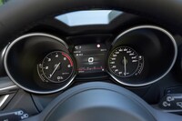 フードの下にさらにバイザーも備えた特徴的な2眼式のメーターパネル。タコメーターのレッドゾーンは4500rpmから。