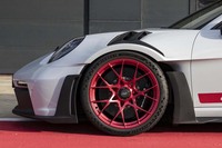 ホイールハウスの前後にはレーシーなエアロパーツが装着される。前20インチ、後ろ21インチのホイール径は「911 GT3」と変わらないが、タイヤの幅は前後とも20mmずつ幅広くなっている。