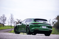 ブラックの左右2本出しスポーツエキゾーストシステムは「GTS」の専用アイテム。走行モードによって内蔵フラップの開閉が行われ、豪快なサウンドを楽しむこともできる。