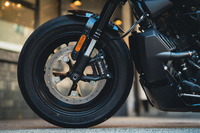 ブレーキは前後ともにシングルディスク。前にはラジアルマウントの4ピストンキャリパーが備わる。