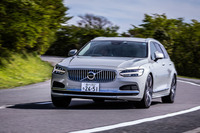 アクセルペダルだけで加減速や車両停止も可能になる、ワンペダル機能が新たに搭載された。ワンペダル機能はセンターコンソールのディスプレイで、オン/オフの設定が任意に行える。