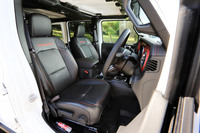 シートにはブラックおよびブラック×ヘリテージタンのツートンの2種類の色を用意。試乗した「ルビコン」にはブラックのレザーシートが装備されていた。