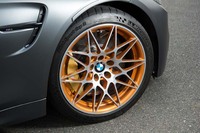 タイヤは専用の「ミシュラン・パイロットスポーツ カップ2」を履きこなす。カーボンセラミックブレーキシステムも与えられている。