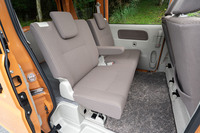 商用バンのためスペースに限りはあるが、下位グレード(ビニールレザー)やライバル車と比べると後席は立派なしつらえだ。センターアームレストも備わっている。