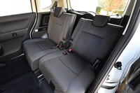 リアシートは、左右個別にリクライニングやスライド調整、格納が可能。センターアームレストも装備される。