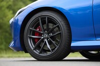 「バージョンS」「バージョンST」には、前:255/40R19、後ろ:275/35R19という前後異サイズのタイヤと、19インチアルミホイールが組み合わされる。