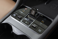 運転にまつわるスイッチ類はセンターコンソールにコンパクトにまとめられている。シフトセレクターはクリスタル製だ。