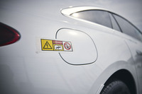 出発の前、充電リッドは“補給禁止”のステッカーで封じられた。