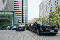 ゼネラルモーターズ・ジャパンが居を構えるビルの車止めにて、出発を待つキャデラックのラインナップ。ご覧のとおり、今やすっかり主軸はSUVだ。