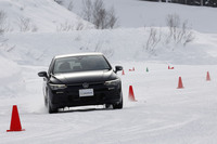 パイロン間をリズミカルに抜けていくスラローム走行や、オフセットして並べられたパイロン間をすり抜けるダブルレーンチェンジシーンになると、「クロスクライメート3スポーツ」では横方向への確かなふんばり感が確認できた。