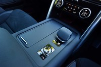 シフトセレクターはダイヤル式からジョイスティック式に改められた。かつてセンターコンソールにレイアウトされていた車高調整などのスイッチがなくなり、センタースクリーンを介しての操作に変更された。