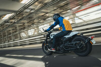 充実した電子制御システムも、過去の「スポーツスター」モデルにはない特徴。6軸IMUやコーナリングABS、コーナリングトラクションコントロールなど、多数の機能が搭載されている。